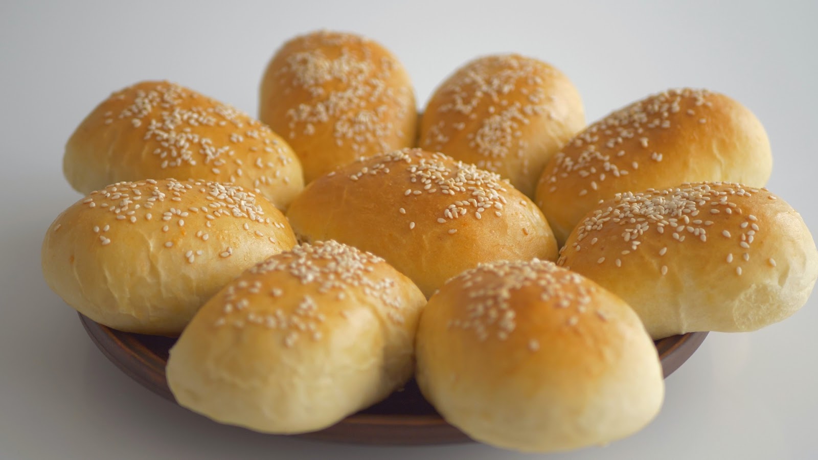 пирожки с капустой из дрожжевого. пирожки на дрожжевом тесте. тесто на пирожки дрожжевое. пирожки печеные из дрожжевого теста. шаньга сибирская.