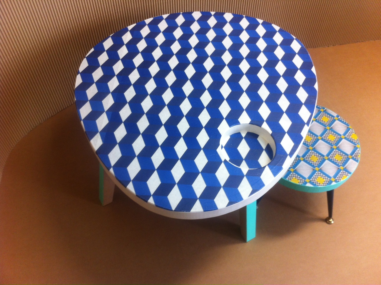 table basse en carton avec tabouret design. motif géométrique. pieds en métal. fabriqués à marseille par juliadesign
