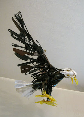 Esculturas de águila con material reciclado