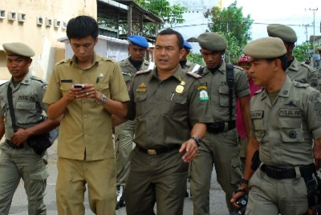 PNS ini Terpergok Curi Pipa Air Bersih Milik Kantor Desa PNS ini Terpergok Curi Pipa Air Bersih Milik Kantor Desa