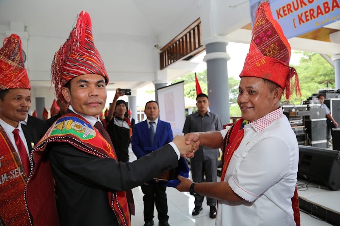 Plt. Bupati Nanang Ermanto melantik pengurus Kerukunan Masyarakat Batak (KERABAT) di Aula Sebuku Pemkab Lamsel.