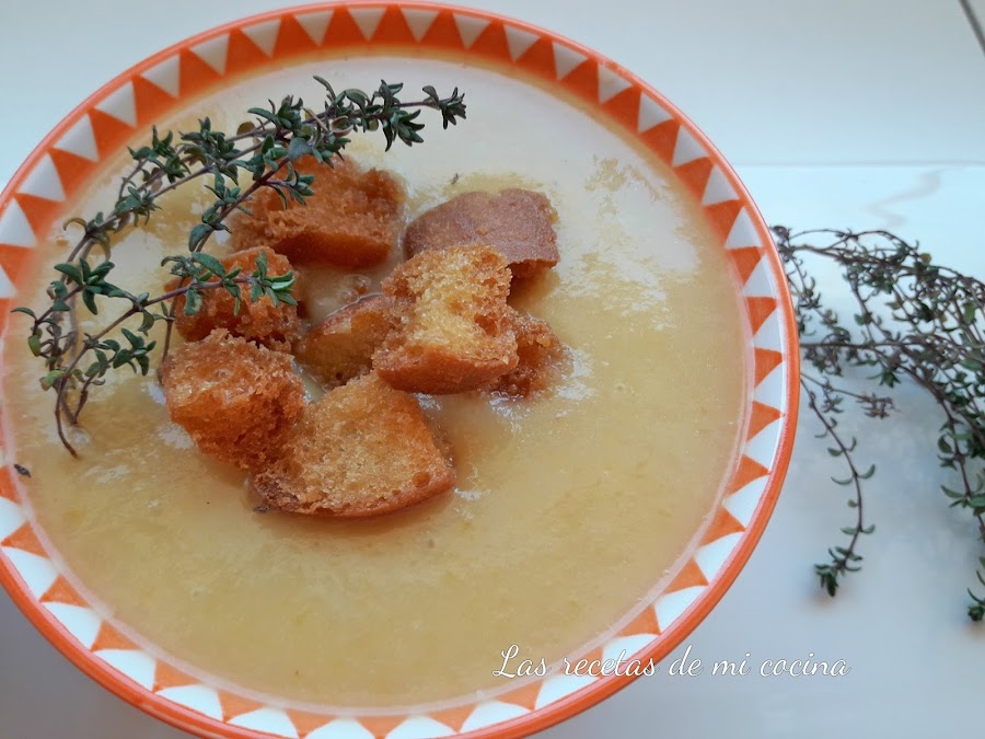  Crema de calabaza, coliflor, patata y tomillo, con picatostes 