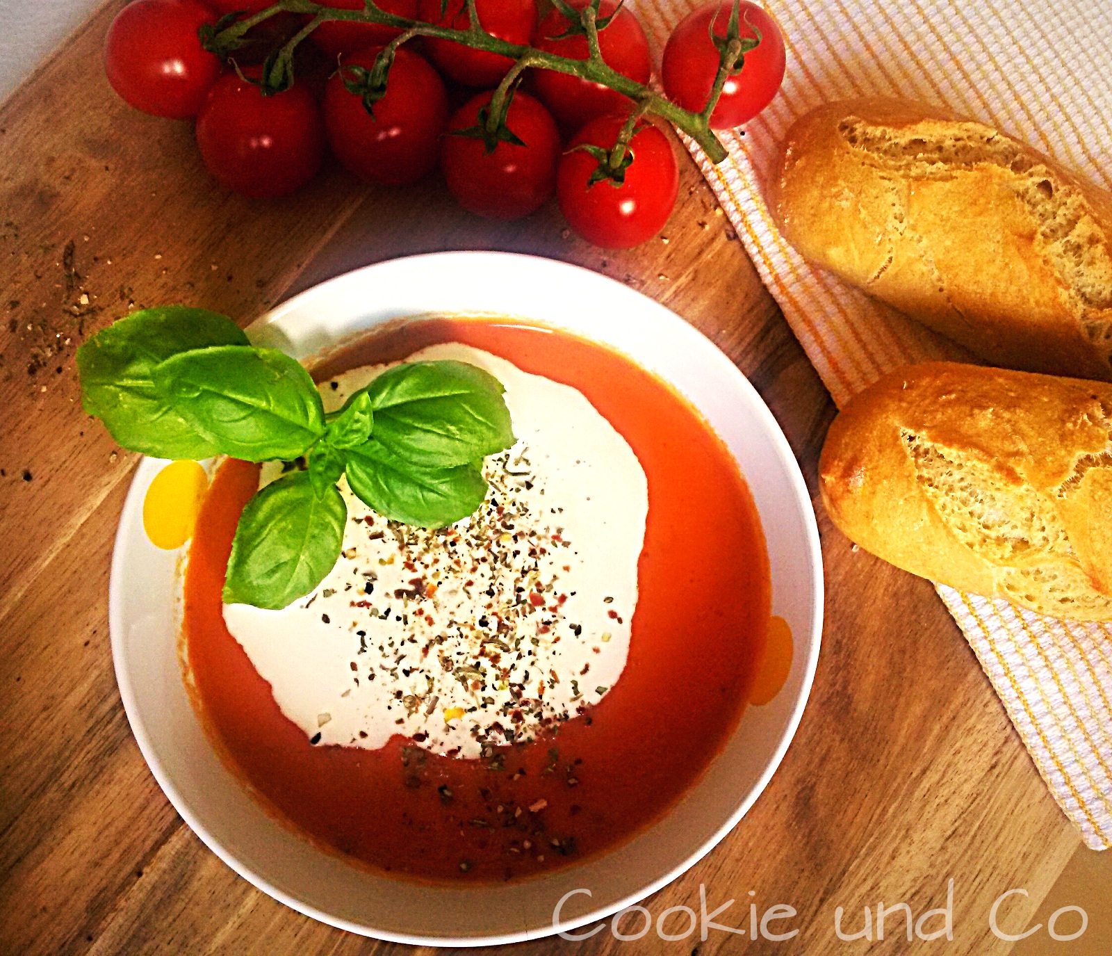 Mediterrane Tomatensuppe: leicht &amp; schnell • Cookie und Co