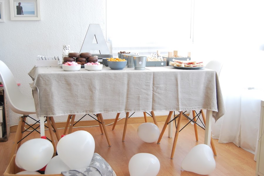 mesa de cumple en gris y blanco