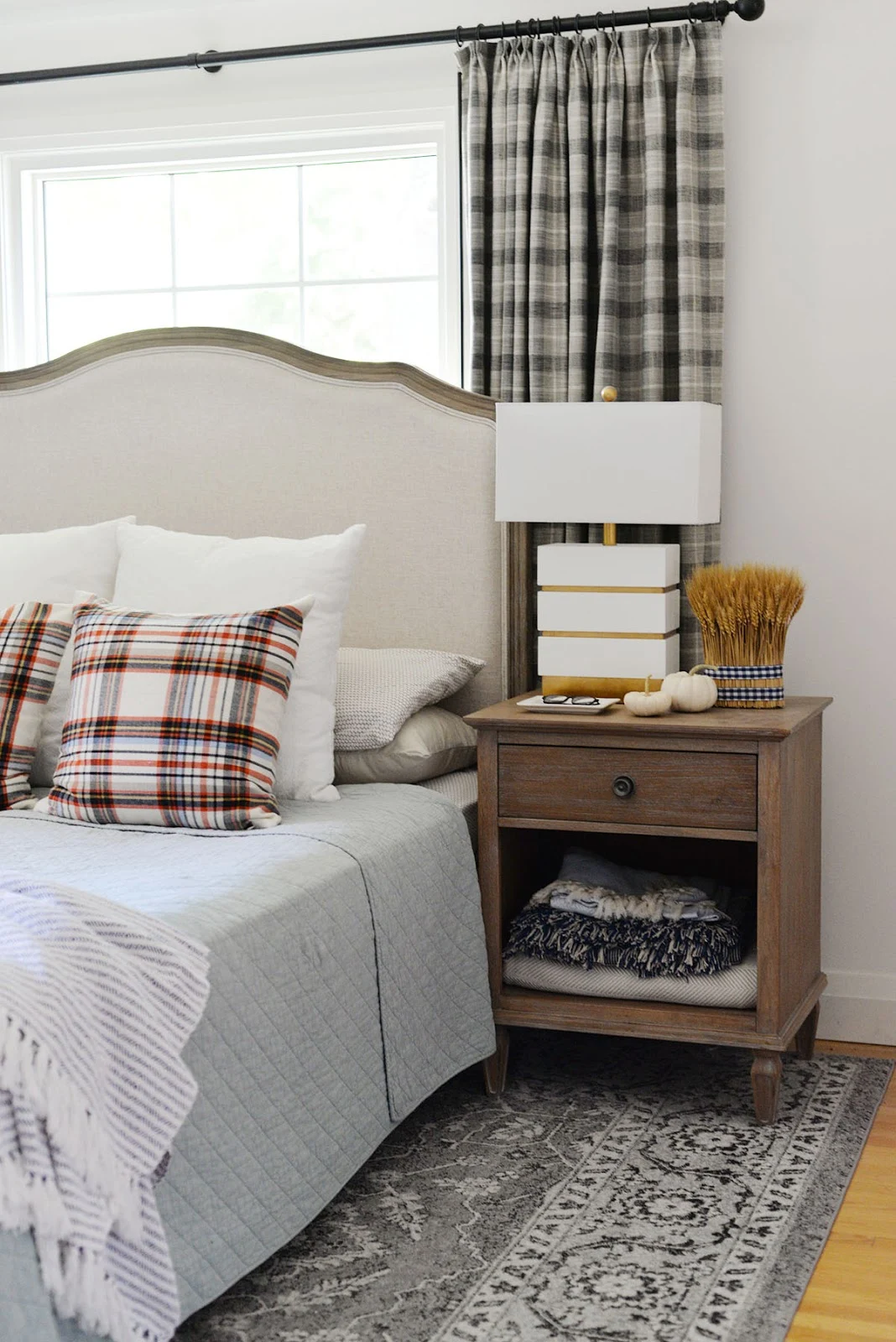 simple fall decorating ideas for the bedroom, plaid accessories