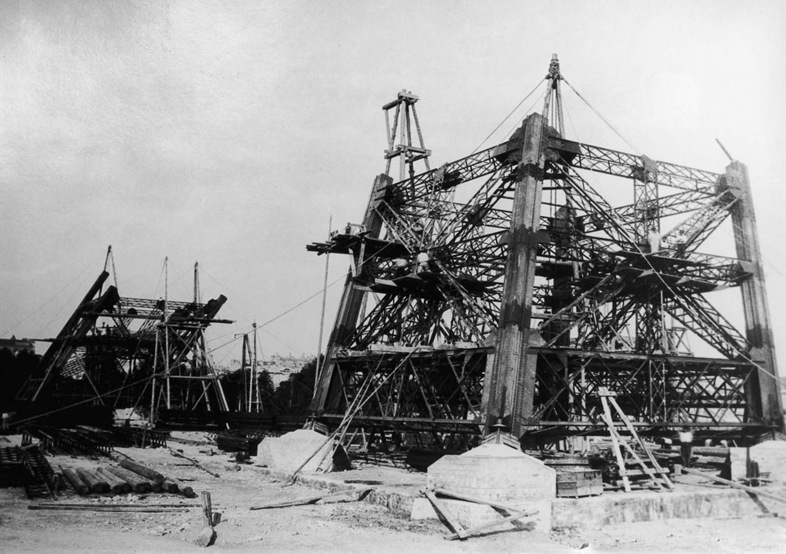 Construction of the legs with scaffolding. 1887.