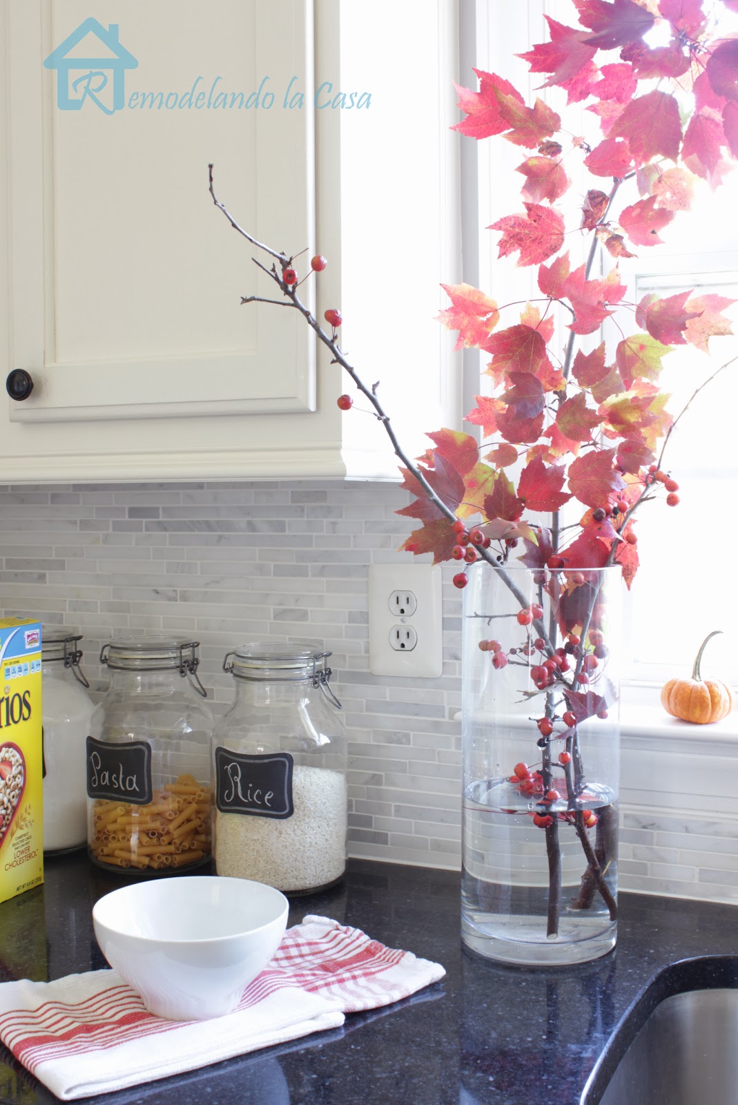 Installing a Marble Backsplash Remodelando la Casa