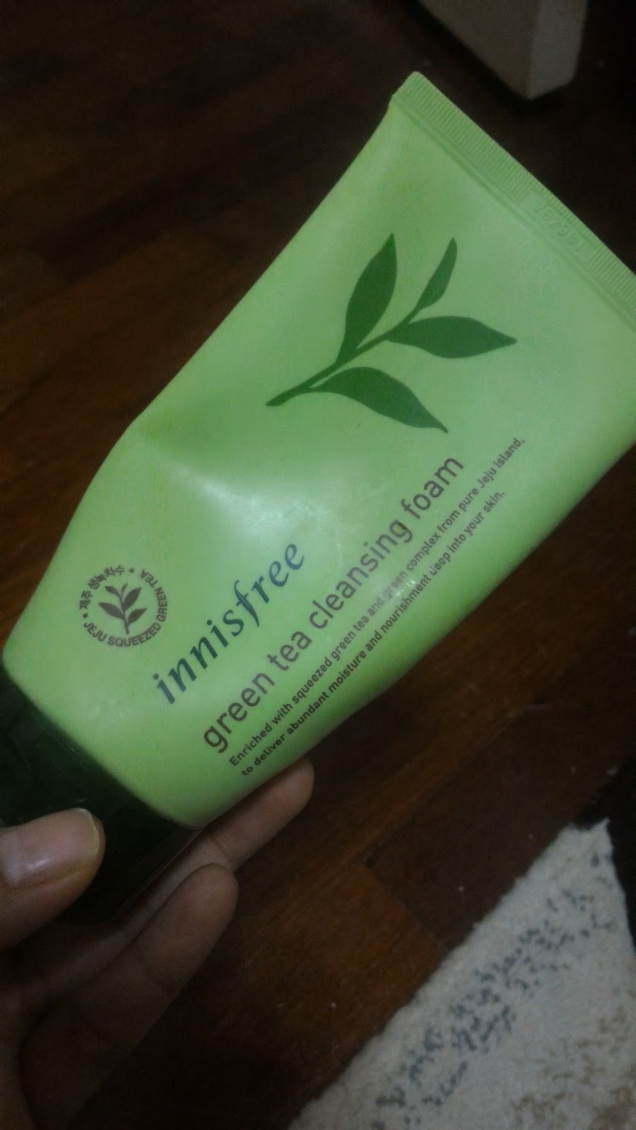 of beauty and travel Review Innisfree Green Tea cleanser.