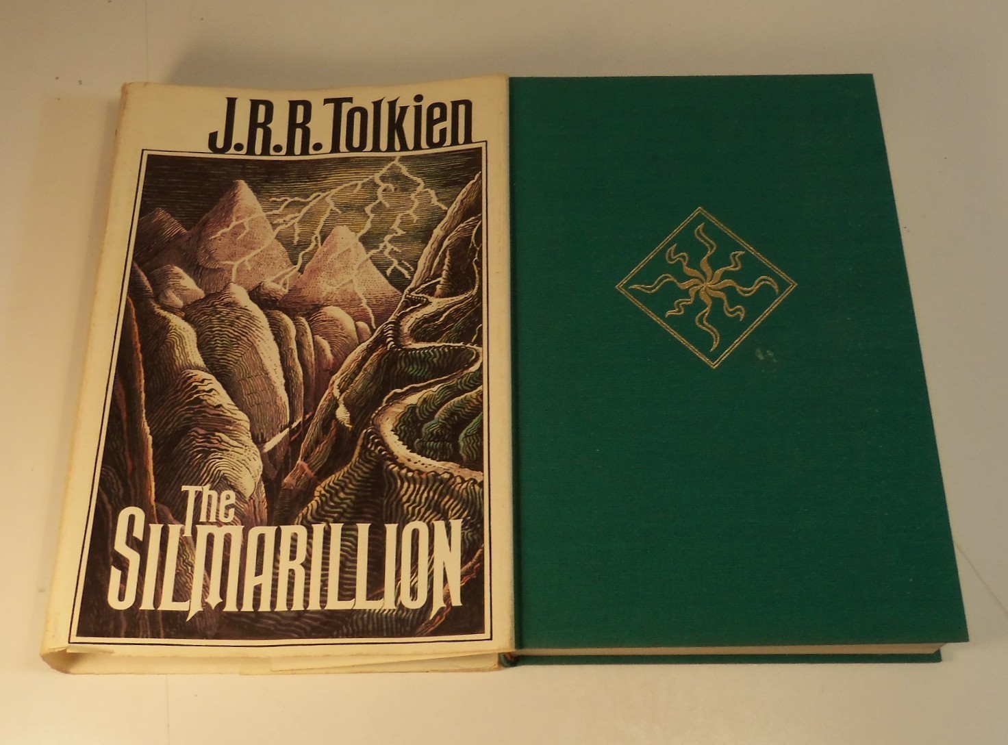Сильмариллион аудиокнига слушать. Толкин Джон - Сильмариллион. Толкин обложка Сильмариллион. Tolkien Silmarillion book first Edition. Сильмариллион 1992.