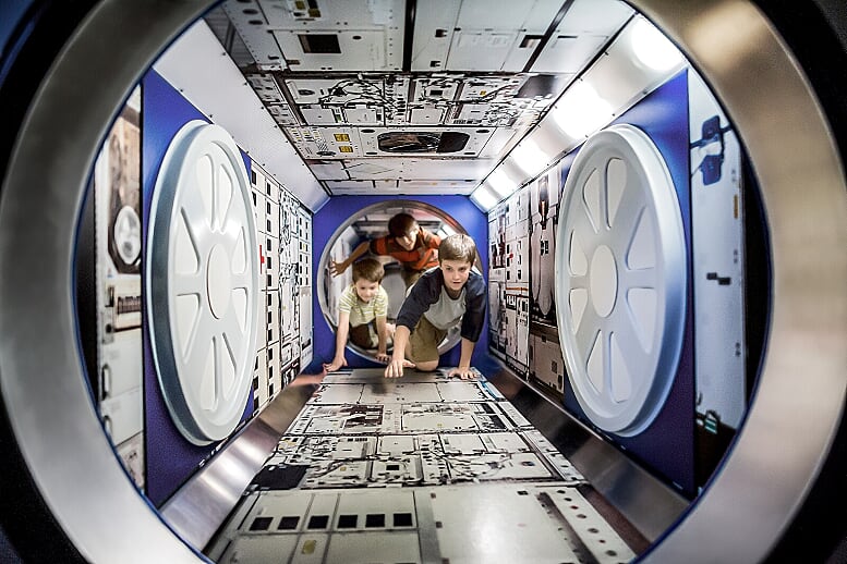 Aproveite para deixar as crianças se divertir com as maquetes das estações espaciais do Kennedy Space Center.