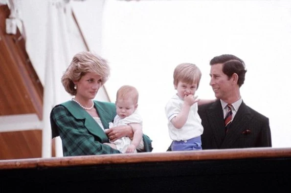 Princess Diana dances with John Travolta, Nancy Davis Reagan, Ronald Reagan. Princess Diana visit Italy  wore Emanuel blue tartan suit. blue velvet Victor Edelstein evening gown at Whitehouse