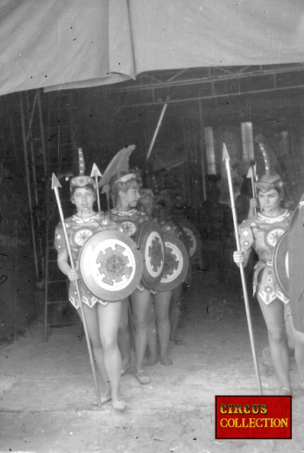 L'armées de jeunes femmes du Cirque Bouglione 1962