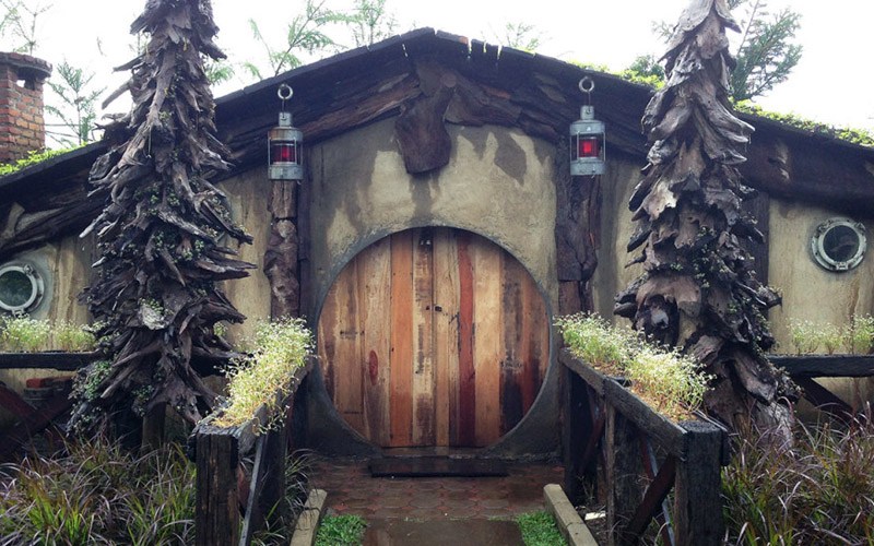wisata bandung keren rumah hobbit