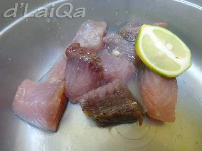 aduk rata ikan tuna, jeruk nipis dan garam