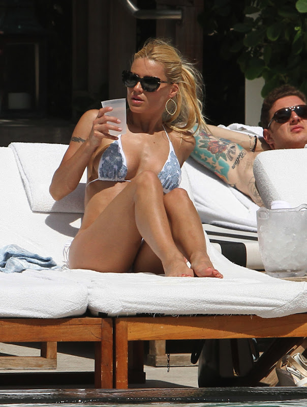 Michelle Hunziker checks out the peole at Miami Pool