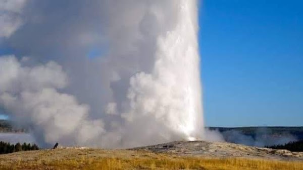 ( FOTOS ) El Geiser Más Grande De Yellowstone Entra En Erupción. ( FOTOS ) El Geiser Más Grande De Yellowstone Entra En Erupción.