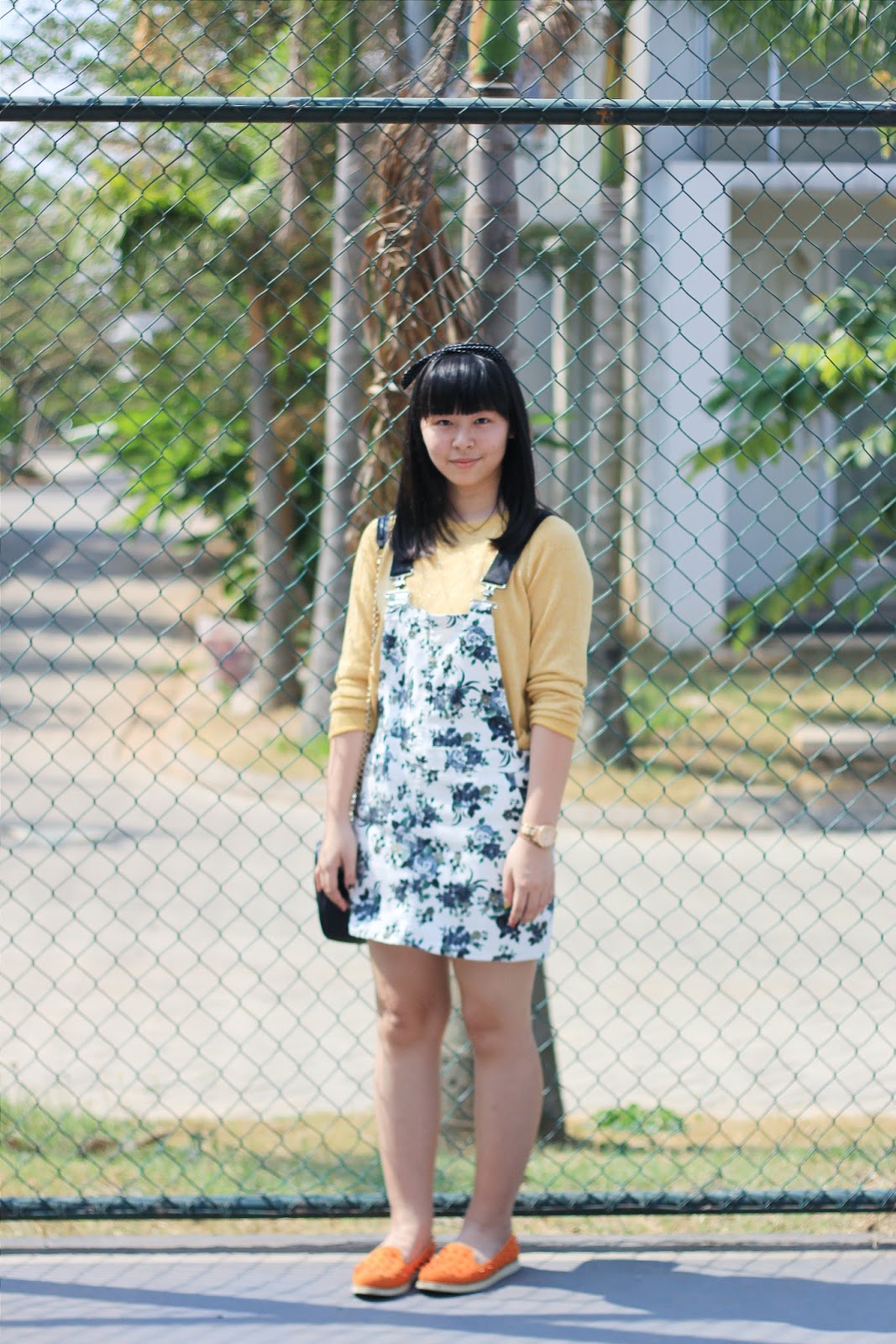 How to Wear Floral Pinafore - Big Dreamer