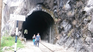 over het spoor lopen door een donkere tunnel