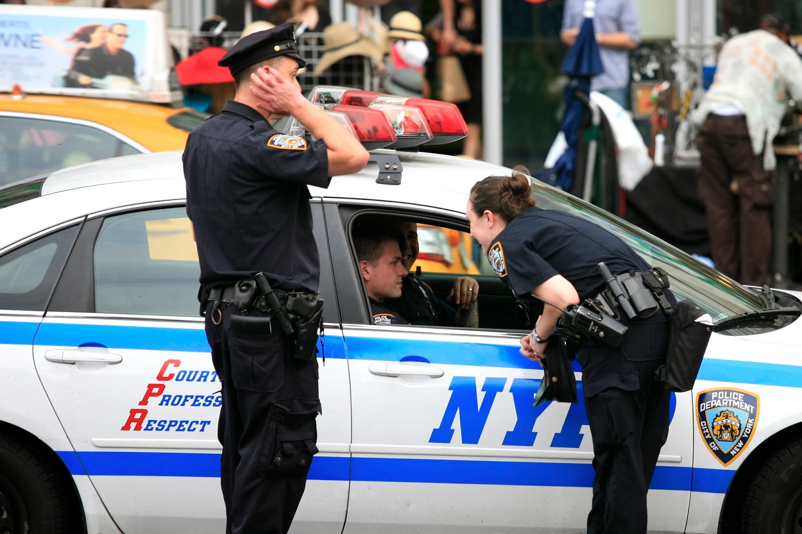 Где живут полиция. Полицейские NYPD. Полиция Нью-Йорка. Департамент полиции Нью-Йорка. Police NYPD задержания.