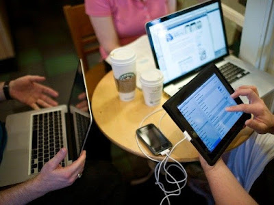 شركة Kaspersky تحذر المسافرين من الإتصال بشبكات الواي فاي العامة Starbucks-wifi-laptop-computers-tablet-AFP-640x480