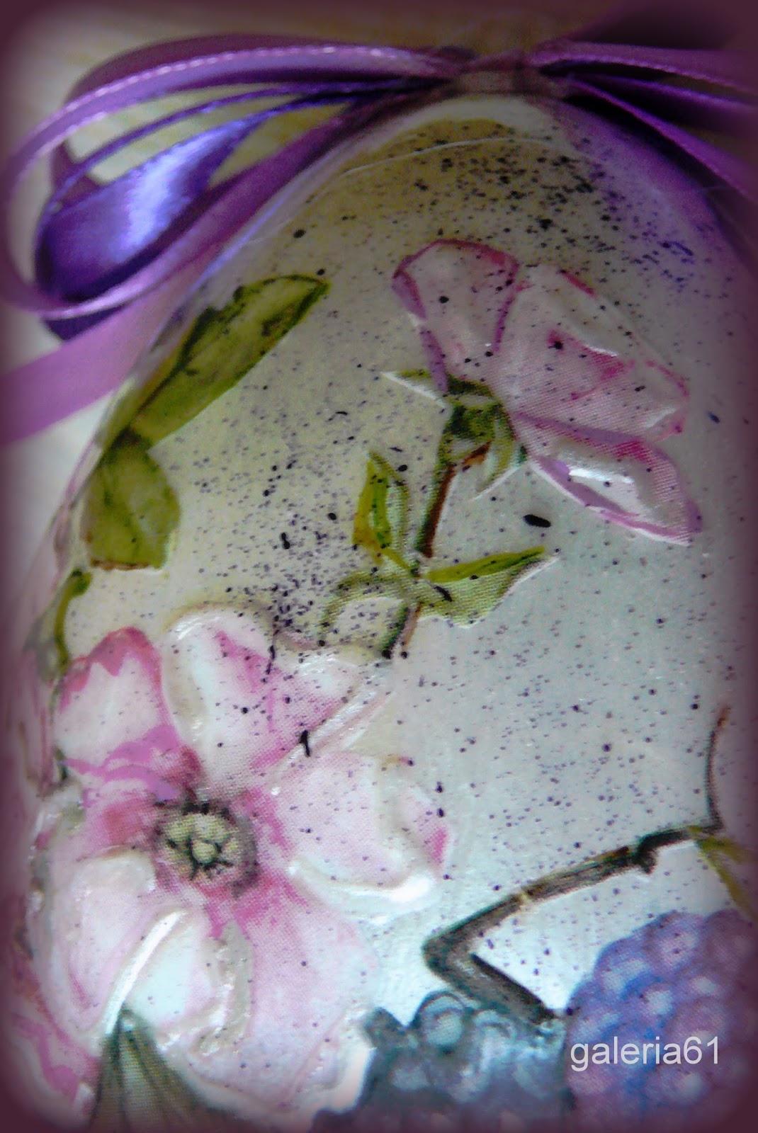 pisanka wielkanocna fioletowa - jeżyny, kropki, kokardki