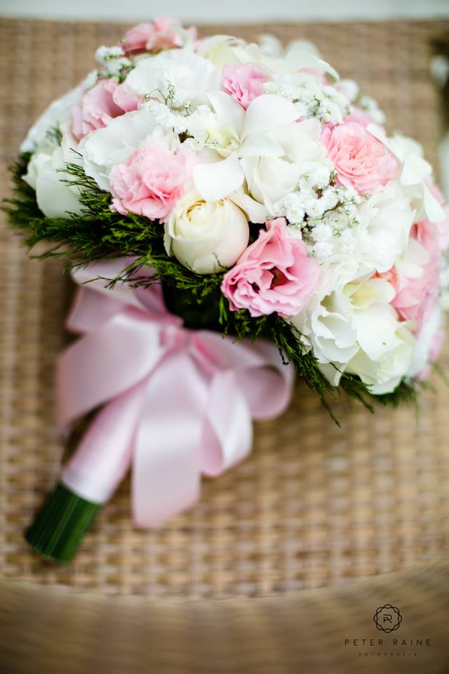 Nane Buques: Buquê redondo om mix de flores nas cores branca e tons de rosa  claro.