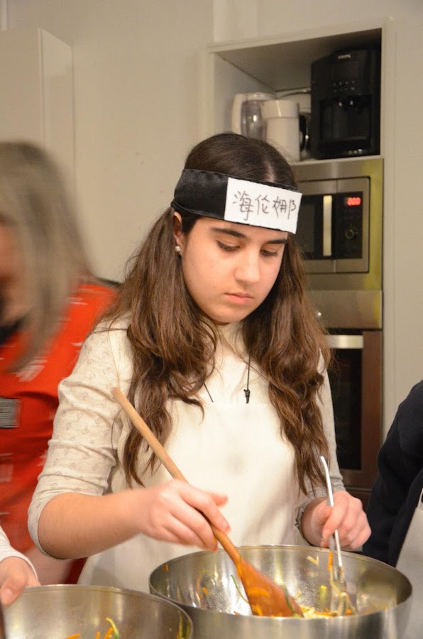 Preparando fideos Udon con Shiitakes y verduras