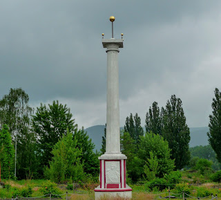 Замок Сент-Миклош. Парк. Памятник Мечу 