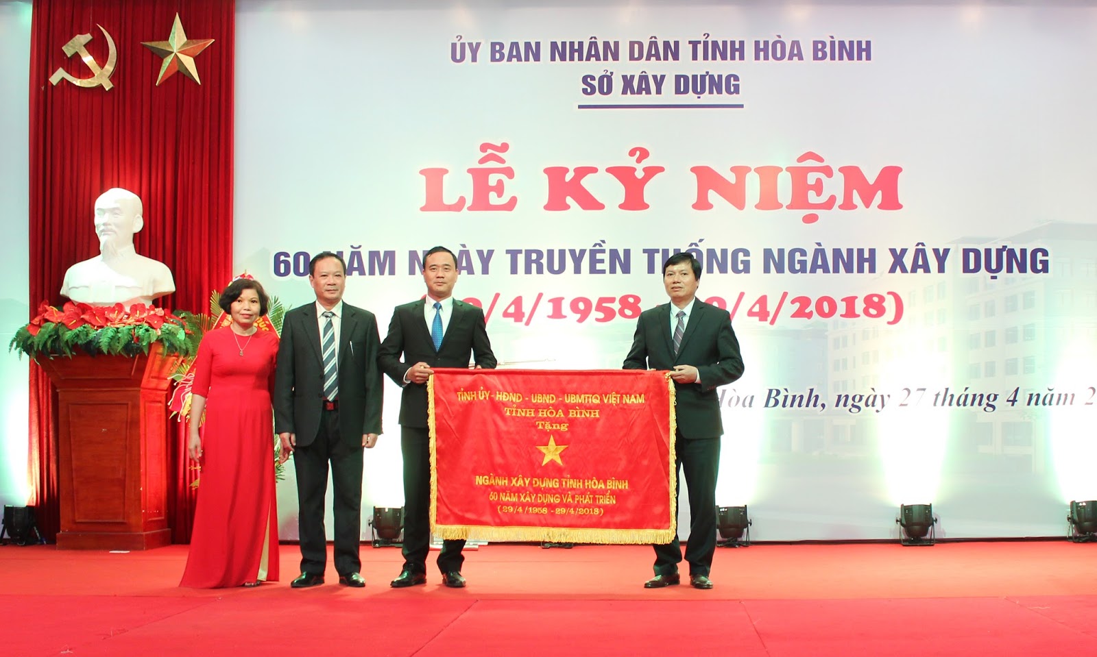 Công ty Hoàng Sơn vinh dự nhận bằng khen của Bộ trưởng Bộ xây dựng.