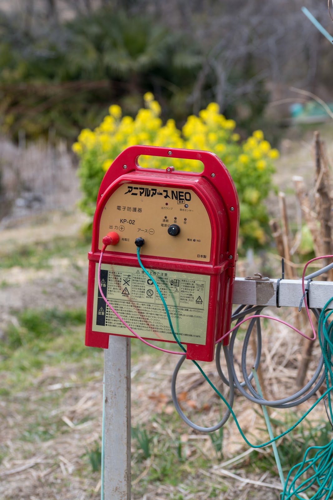 アポロ電気柵器アニマルアースNEO KP-02です。電気柵器とポール
