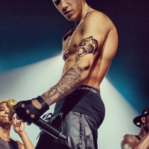 Justin-Bieber-shirtless-heartbreaker.jpg
