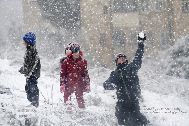 Снегопад. Снегопад для детей. Дети радуются снегу. Игра в снежки. Выпал снег ребята