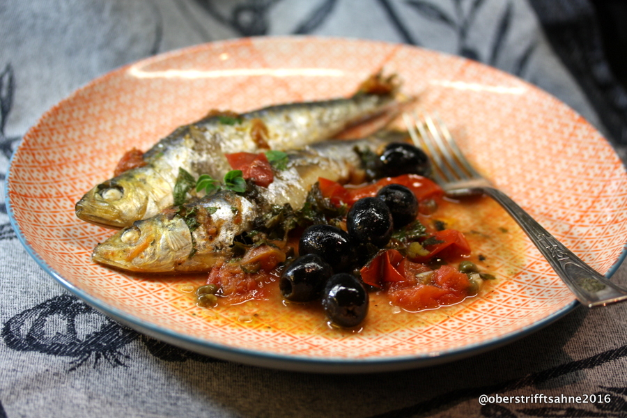 Sardinen in Tomate - mit Oliven, Kapern und Sardellen