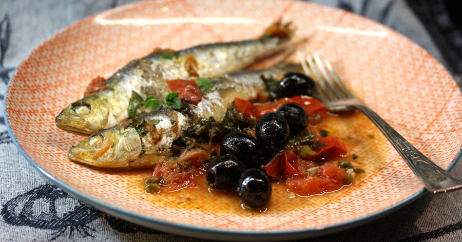 Sardinen in Tomate - mit Oliven, Kapern und Sardellen