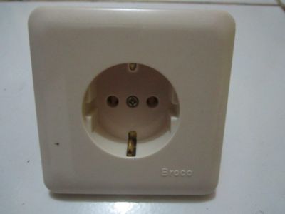 Pengertian Kegunaan dan Jenis Stop Kontak - Sikil Rayapen