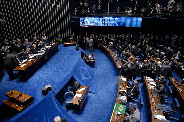 Senado aprova impeachment e Dilma é afastada definitivamente da Presidência, mas mantém funções públicas