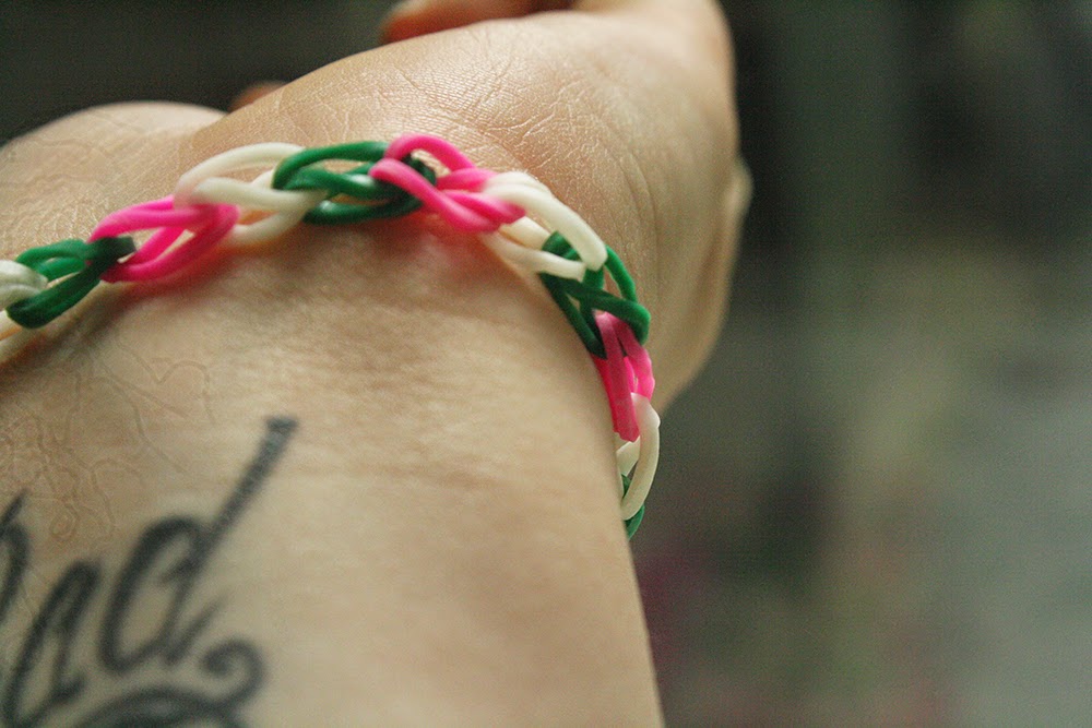 How To Make A Loom Band Bracelet By Hand! - Cardigan Jezebel
