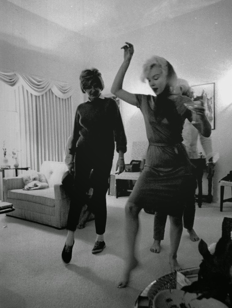 Marilyn Monroe teaching Pat Kennedy Lawford how to dance Marilyn Monroe teaching Pat Kennedy Lawford how to dance