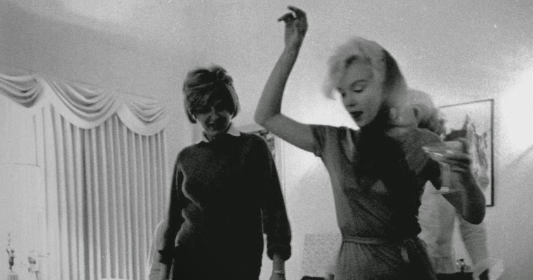 Marilyn Monroe teaching Pat Kennedy Lawford how to dance Marilyn Monroe teaching Pat Kennedy Lawford how to dance