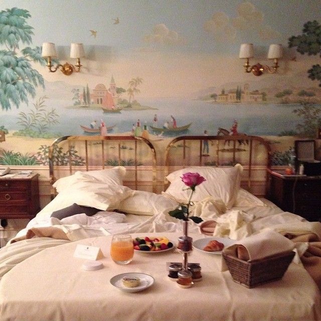  lovely-wallpaper-bedroom