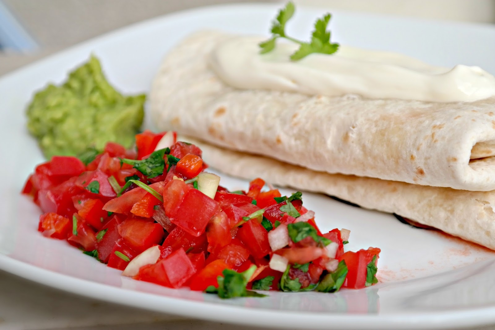 Sentymentalna kuchnia Burrito z guacamole i salsą fresca