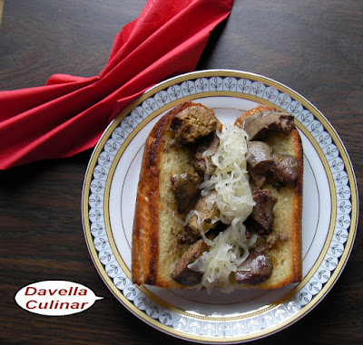 Spécial cuisine dans la semaine de relâche : Sandwich chaud avec du foie de poulet et de la choucroute / Sandwich cald cu ficat de pui si salata de varza murata