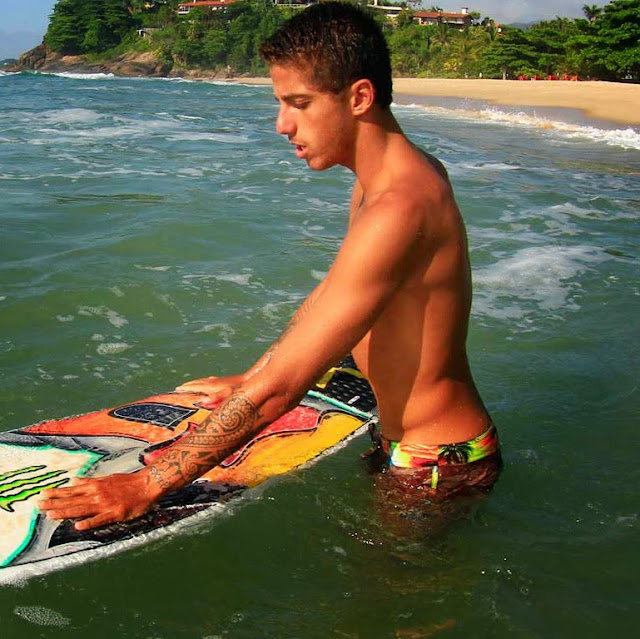 Namorada do surfista Filipe Toledo, que briga por título no WCT, faz  topless em ensaio - Esporte - Extra Online