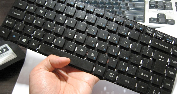 Bahaya Meletakkan Ponsel smartphone di atas keyboard komputer laptop maupun PC