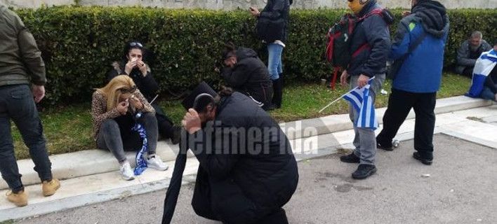 Εικόνες ντροπής: Πολίτες καταρρέουν από τα χημικά που έριξαν τα ΜΑΤ -Πληροφορίες για τραυματίες Εικόνες ντροπής: Πολίτες καταρρέουν από τα χημικά που έριξαν τα ΜΑΤ -Πληροφορίες για τραυματίες