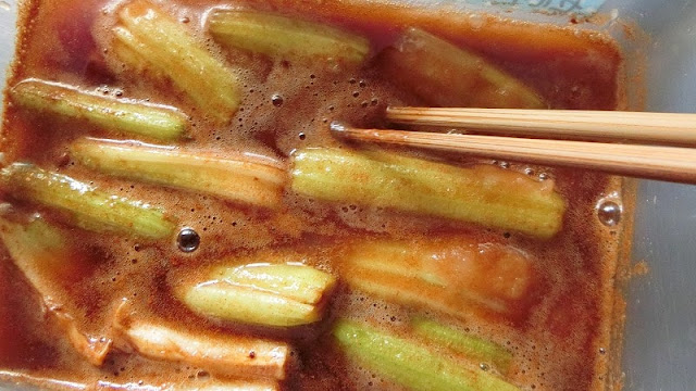 菜箸でかき混ぜながら沈んだ砂糖をセルリーにかぶせる。