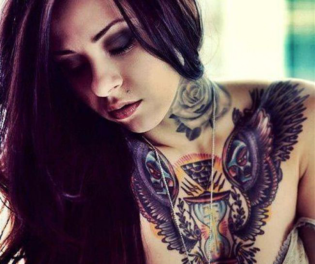 tatuaje de reloj de arena en una preciosa modelo