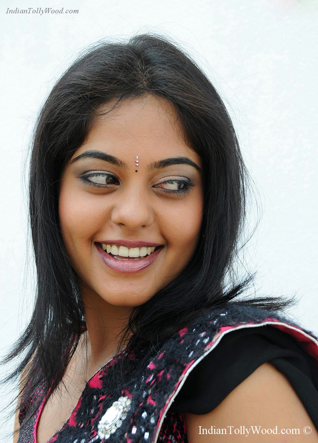 Bindu Madhavi Photos Actress Bindu Madhavi Saree Stills Songs By Lyrics