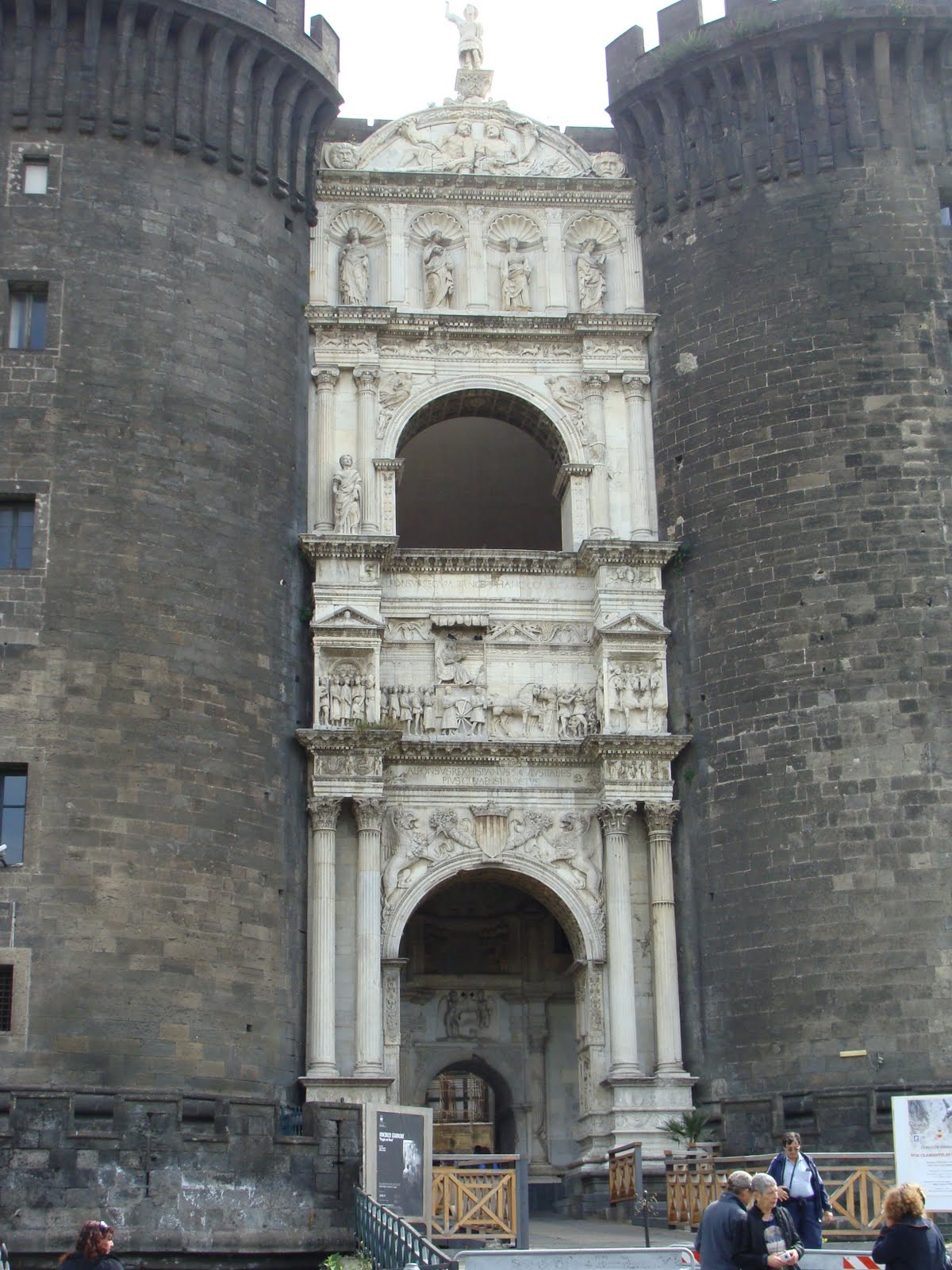 Saint Louis Patina: Portal, Castel Nuovo, Naples