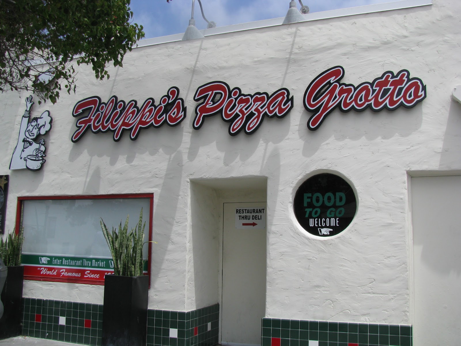 Corrie Food: Filippi's Pizza Grotto - San Diego (Little Italy)